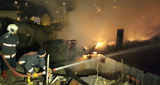 Ankara&#039;da gecekondu yandı: Mahalleli sokağa döküldü