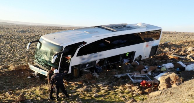 Yolcu otobüsü şarampole uçtu: 15 yaralı