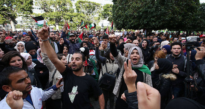 Tunus’ta binlerce kişi Kudüs için ayakta