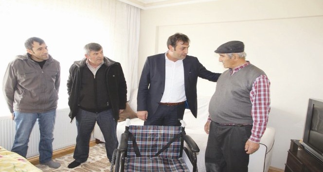 Sungurlu Belediyesi tekerlekli sandalye hediye etti