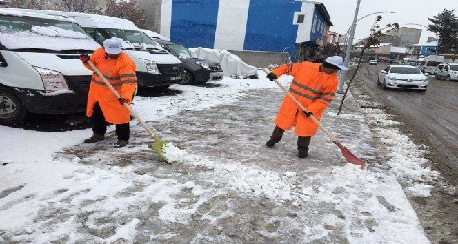 Tutak’ta karla mücadele çalışmaları
