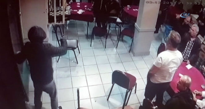 Kahvehaneye saldıranlara sandalyeyle karşılık verdiler
