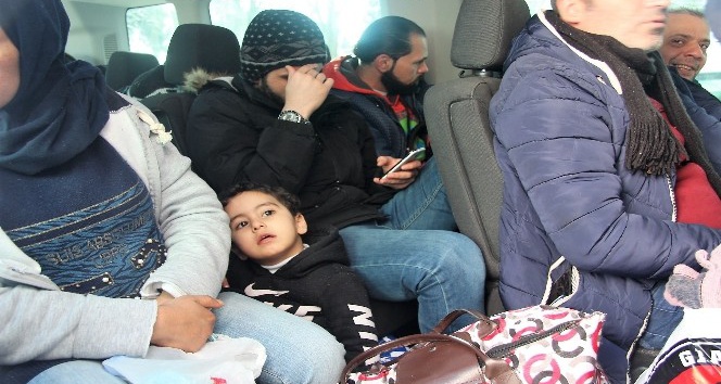 Hamile kadınında bulunduğu kaçak göçmenler yakalandı