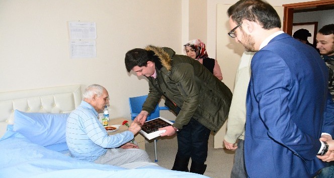 Giresun’un Şebinkarahisar ilçesinde üniversiteli öğrenciler, bakım merkezindeki yaşlıları ziyaret etti