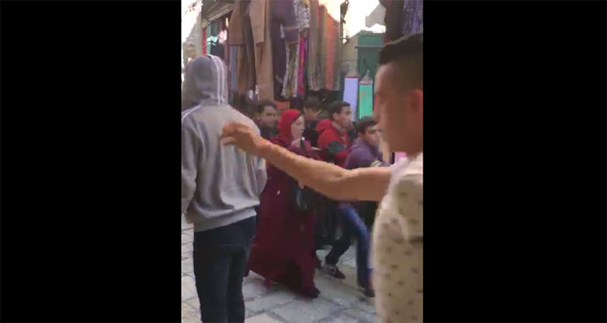 İsrail polisi, Filistinli gençlere saldırdı, 70 yaşındaki kadını tekmeledi!