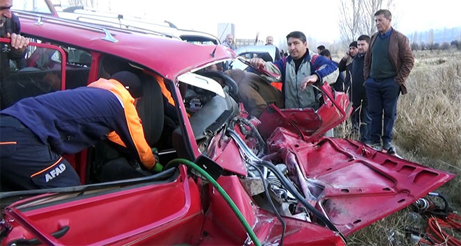 Erzincan’da iki otomobil çarpıştı: 2 ölü, 4 yaralı