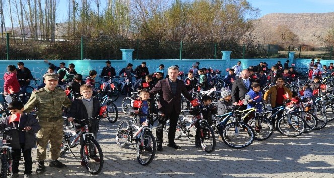Kayyum atanan Hani belediyesi 40 gün sabah namazına devam eden öğrencilere bisiklet hediye etti