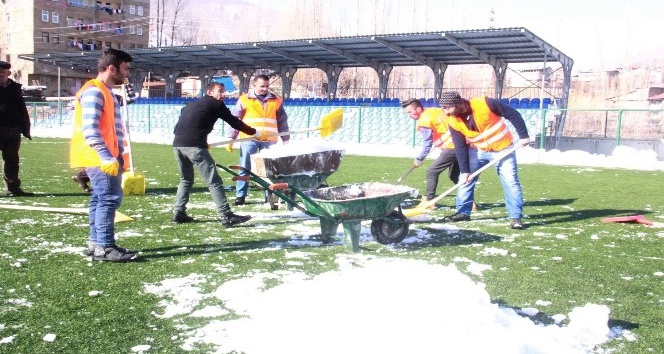 Merzan Futbol Sahası kardan temizlendi