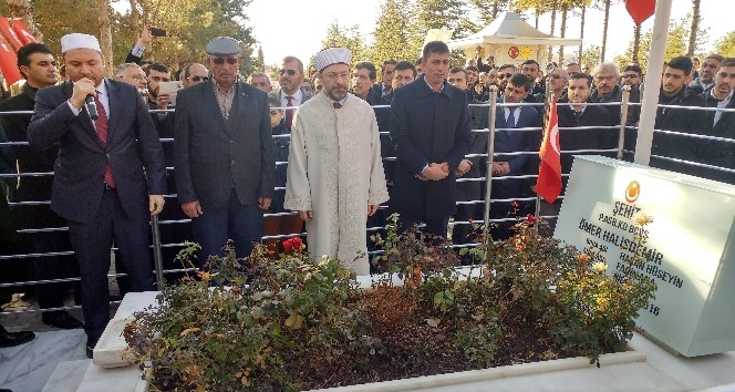 Diyanet İşleri Başkanı, şehit Ömer Halisdemir’in mezarını ziyaret etti