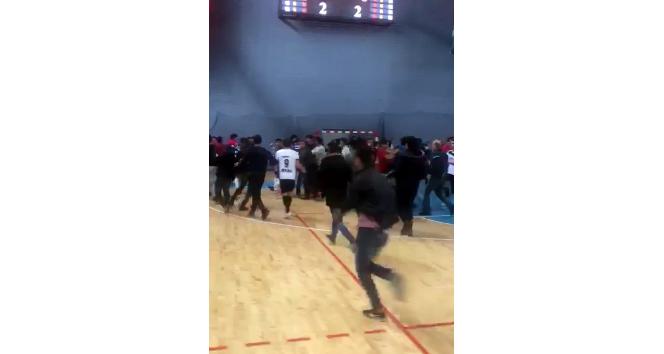 Futsal maçında taraftarlar rakip takımın oyuncularına saldırdı
