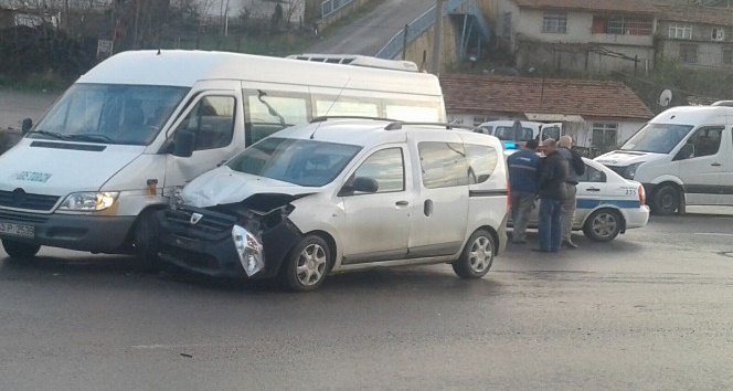 Ev tüpü taşıyan ticari araç servis minibüsüne çarptı: 1 yaralı
