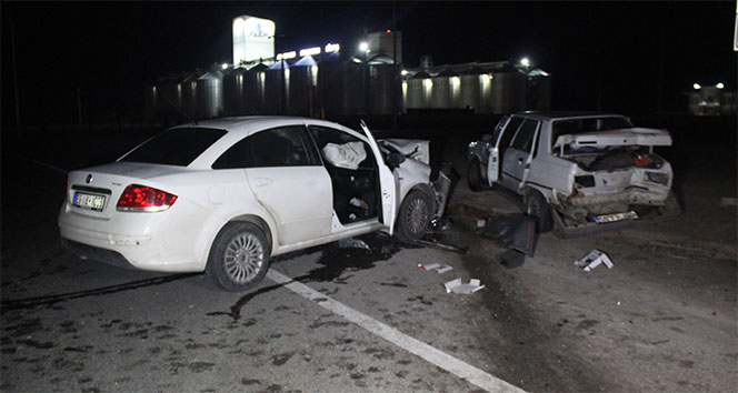 İki otomobil kavşakta çarpıştı: 8 yaralı