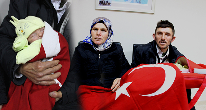 15 yıl sonra çocuk sahibi olan çift bebeklerini Türk bayrağına sardı