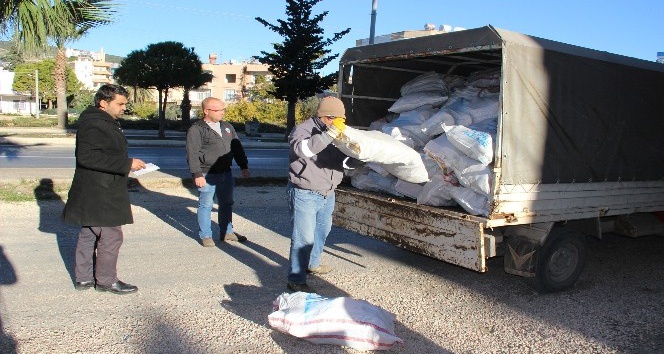 Silifke Belediyesi’nden 300 aileye 135 ton odun yardımı