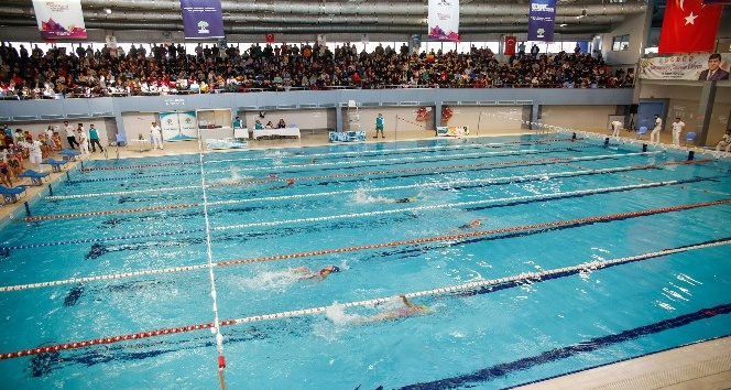 Yüzme sporunun geleceği Alleben’de kulaç attı