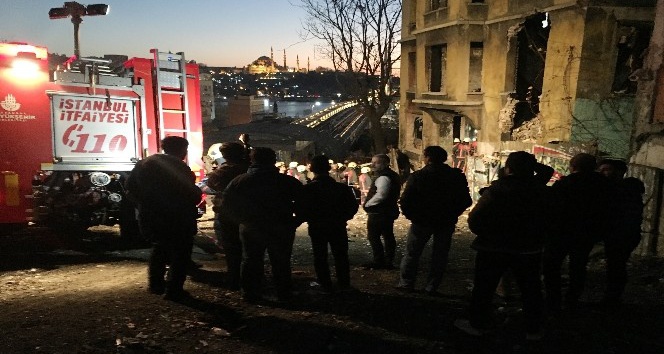 Beyoğlu’nda metruk binada çökme meydana geldi