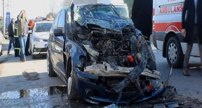 Lüks otomobil yolcu midibüsüne çarptı: 1’i ağır 3 yaralı