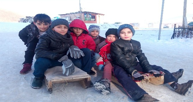 Erzurum’da çocukların kızak keyfi