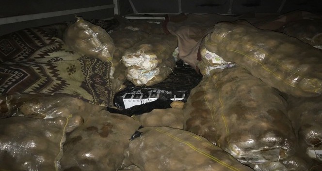 Patates çuvalları arasında 17 bin paket kaçak sigara ele geçirildi