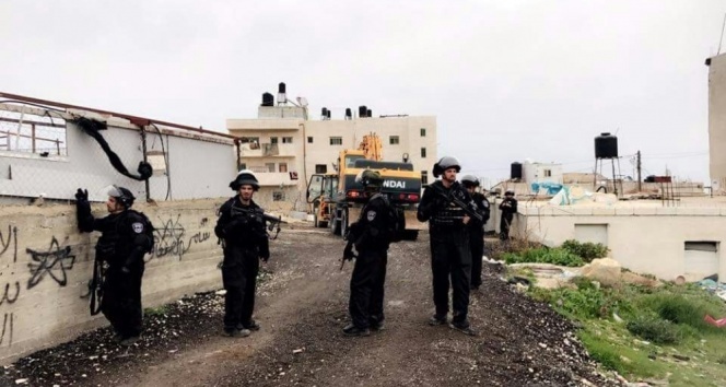 İsrail, Batı Şeria’da 12 Filistinli genci gözaltına aldı