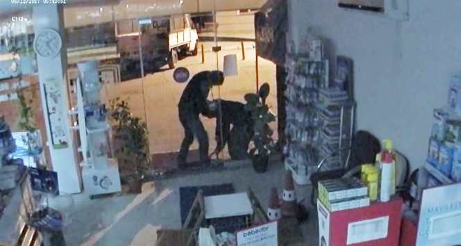 Manisa’da hırsızlar önce kameraya sonra polise yakalandı