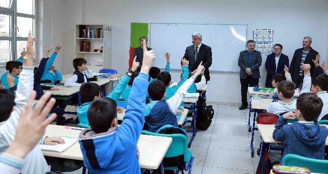 Başkan Karaosmanoğlu, okul ziyaretleri devam ediyor