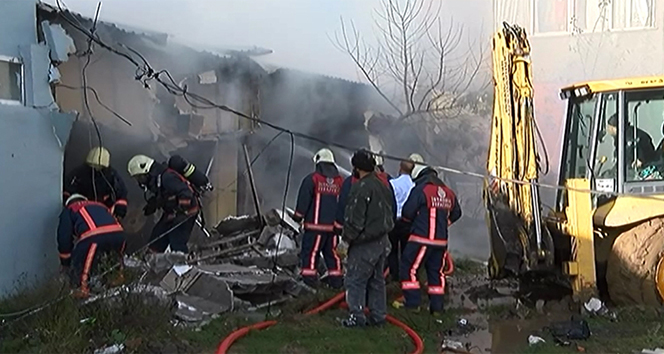 Arnavutköy&#039;de koli fabrikasında yangın