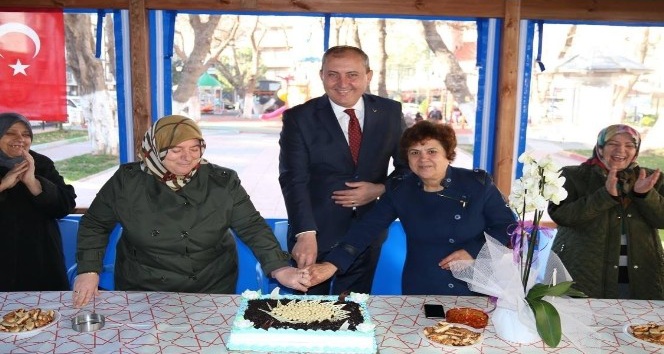 Mahalleli kadınlardan Başkan Işık’a pastalı teşekkür