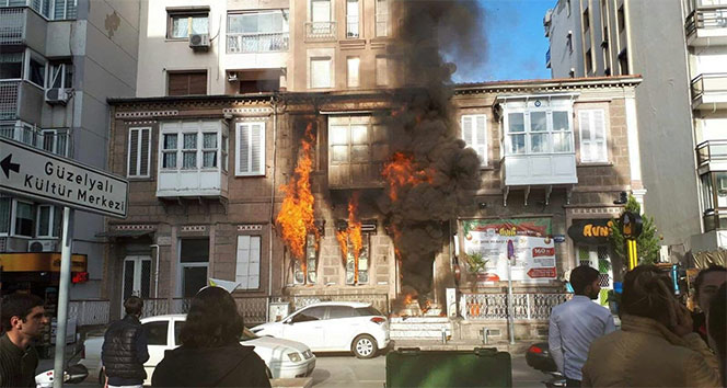 İzmir&#039;de kafede korkutan yangın
