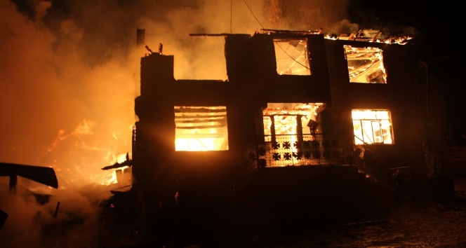 Bolu’da iki katlı ev, ahır, samanlık, garaj ve kamyonet yandı
