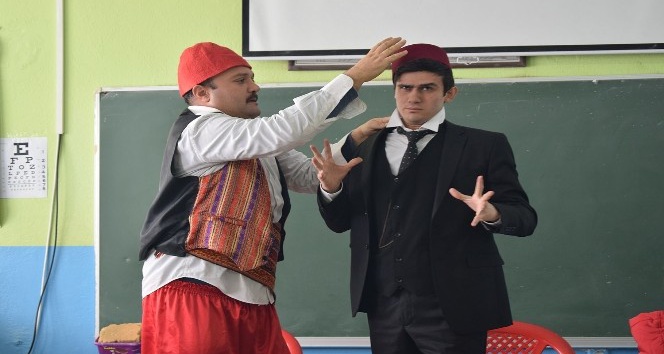 Büyükşehir tiyatrosu ekibi Kemal Sunal anısına sahne aldı
