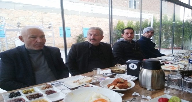 Burhaniye’de MHP ilçe teşkilatı kahvaltıda bir araya geldi