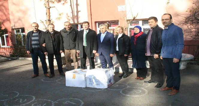 Devrek AK Parti teşkilatı öğrencilere kışlık bot dağıttı