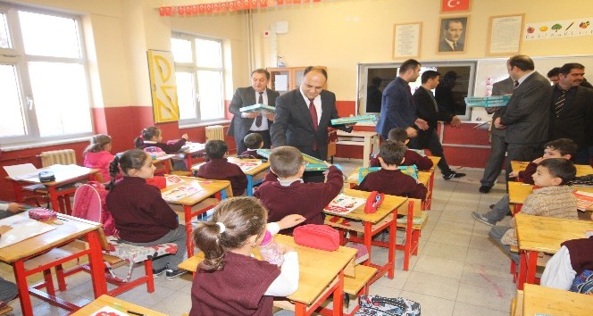 Beyşehir’de ilkokul öğrencilerine flüt eğitim seti hediyesi
