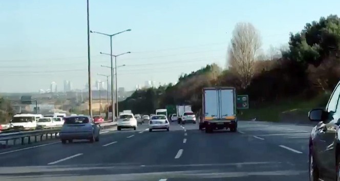 (Özel)Trafikte makas atarak ilerleyen kamyonet sürücüsü kamerada
