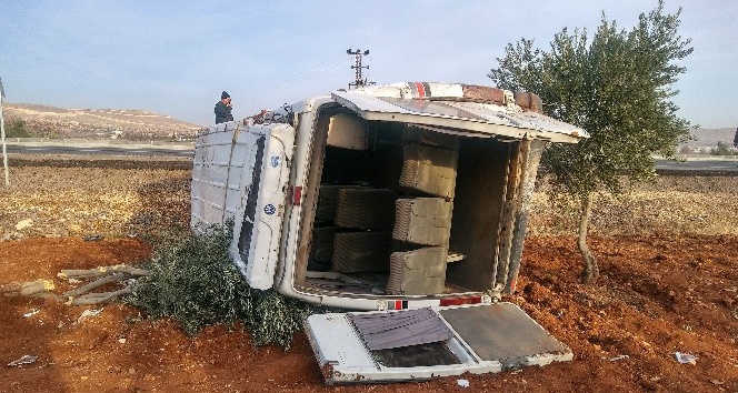 Suriyeli zeytin işçilerini taşıyan minibüs takla attı: 15 yaralı