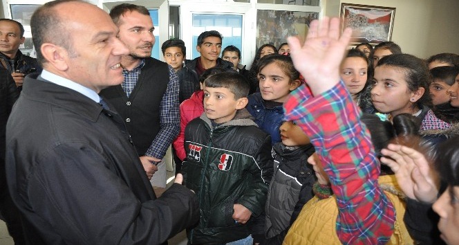 Kaymakam Kaşıkçı, köy okulu öğrencilerini misafir etti