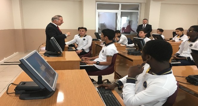 Uluslararası Kaptan Ahmet Erdoğan Anadolu Lisesi’ne 40 bilgisayarlık teknoloji sınıfı