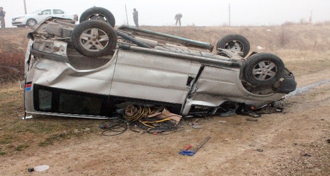 Elazığ’da minibüs şarampole yuvarlandı: 3 yaralı
