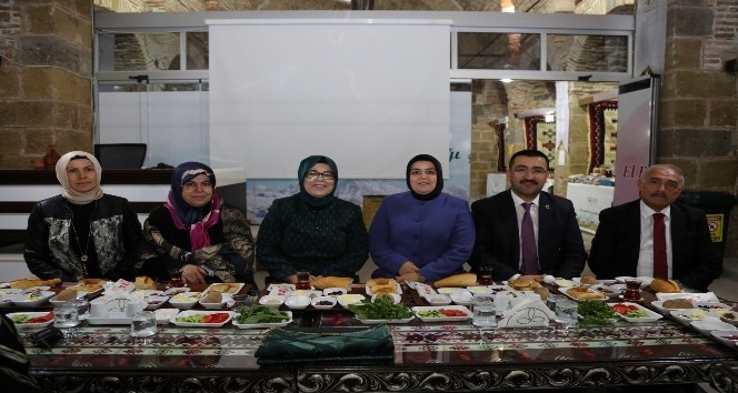 Niğde Belediye Başkanı Özkan, kadın kolları üyeleriyle bir araya geldi