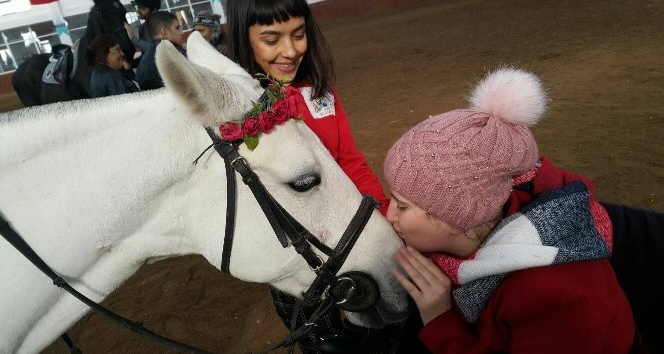 Özel çocuklara ESOGÜ At Binicilik Meslek Yüksek Okulu’nda atlarla terapi