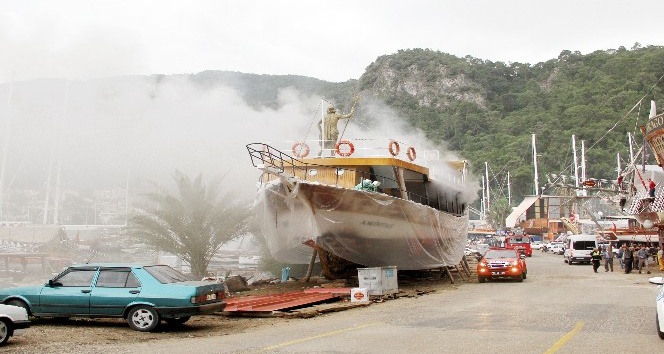 Fethiye’de bakıma alınan teknede yangın