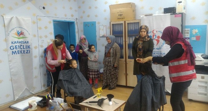 Köy okulu öğrencilerine ücretsiz saç kesimi ve bakımı yapıldı