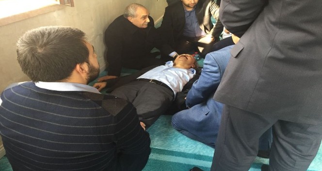 Doktor olan Bakan Fakıbaba camide fenalaşan vatandaşa müdahale etti