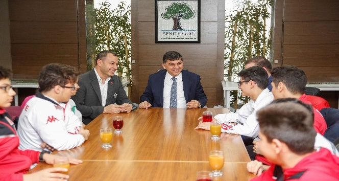 Belediye Başkanı Rıdvan Fadıloğlu, milli sporcuları ağırladı