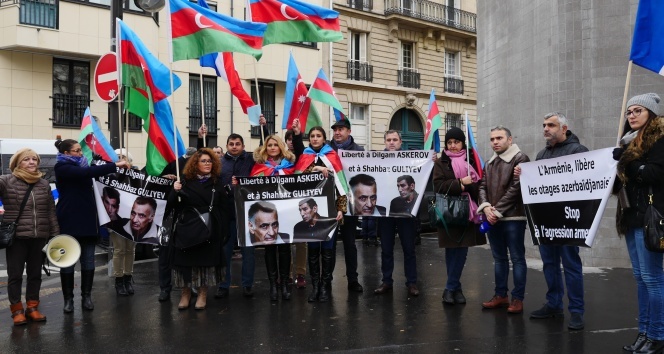 Paris&#039;teki Ermenistan Büyükelçiliği önünde protesto