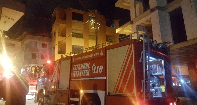 Madde bağımlıları 4 katlı metruk binayı yakıp kaçtı