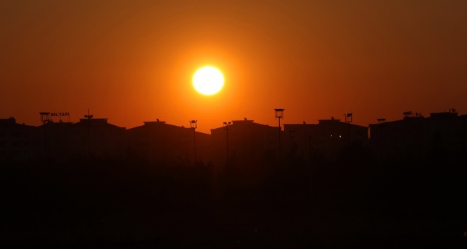 Diyarbakır&#039;da güneşin doğuşu büyüledi