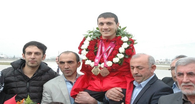 Şampiyon yüzücü Beytullah Eroğlu’na Kahramanmaraş’ta coşkulu karşılama
