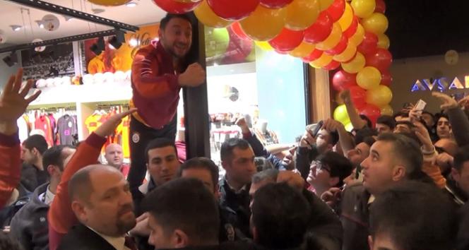 Galatasaraylı Garry Rodrigues’in imza gününde izdiham çıktı